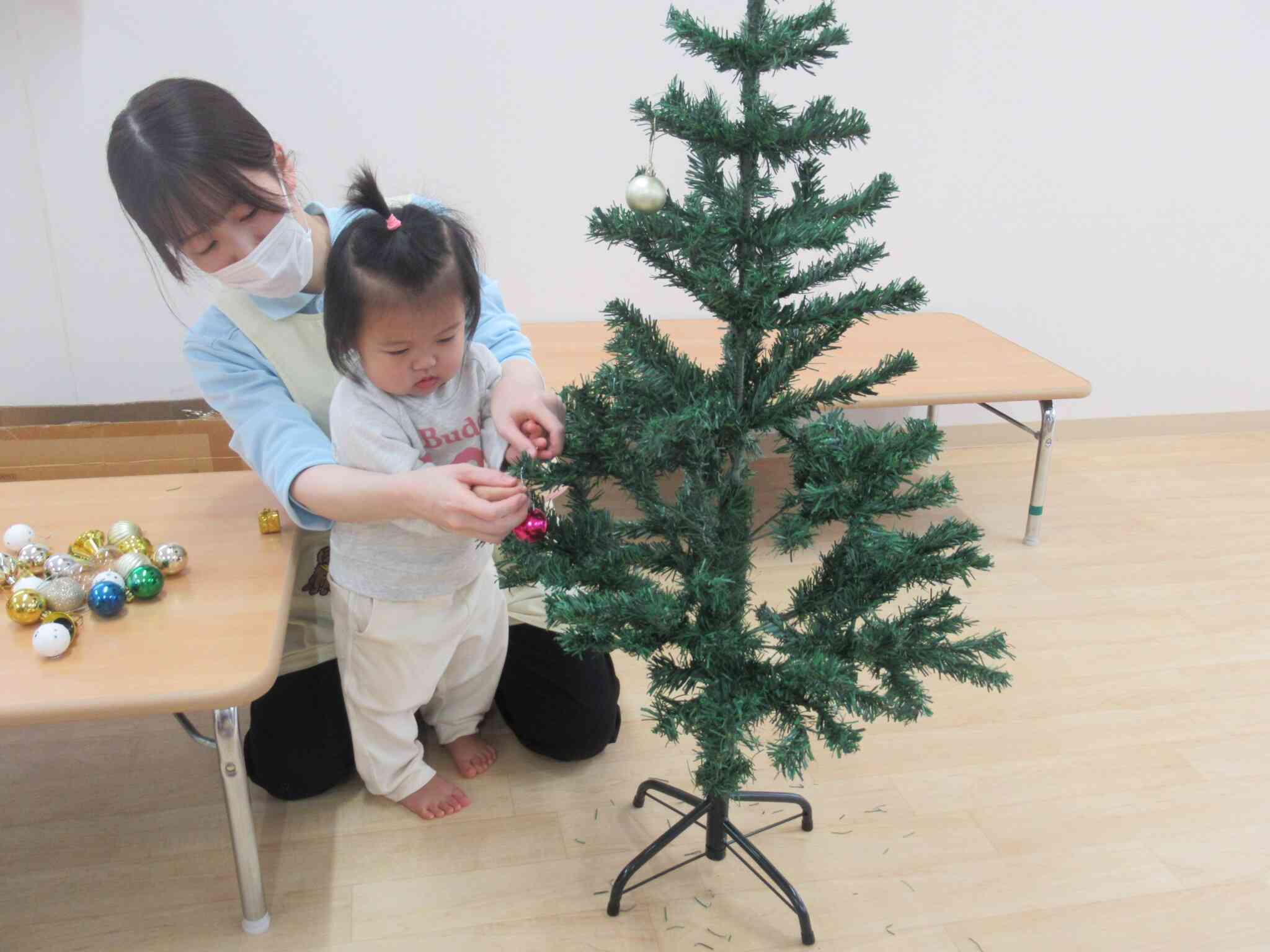 クリスマスツリーの飾り付けをしました｜ニチイキッズ天王みなみ保育園